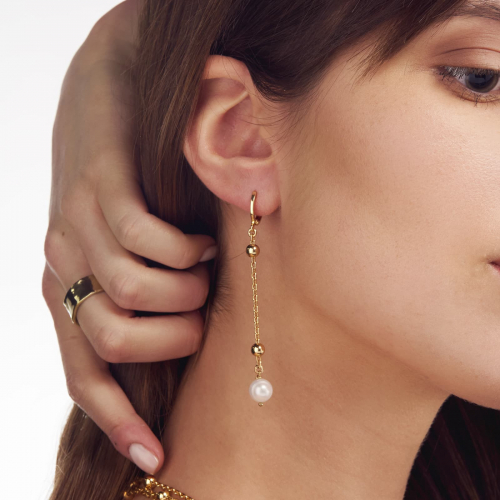 Orecchini in bronzo dorato con perle naturali Orecchini in bronzo dorato con perle naturali